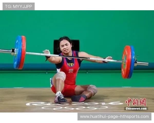 举重运动员失手惊险瞬间,全场尖叫 举重运动员失手惊险瞬间,全场尖叫