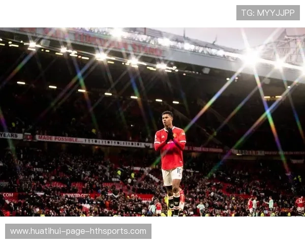 曼联长传找到弱侧空挡，拉什福德轻松推射